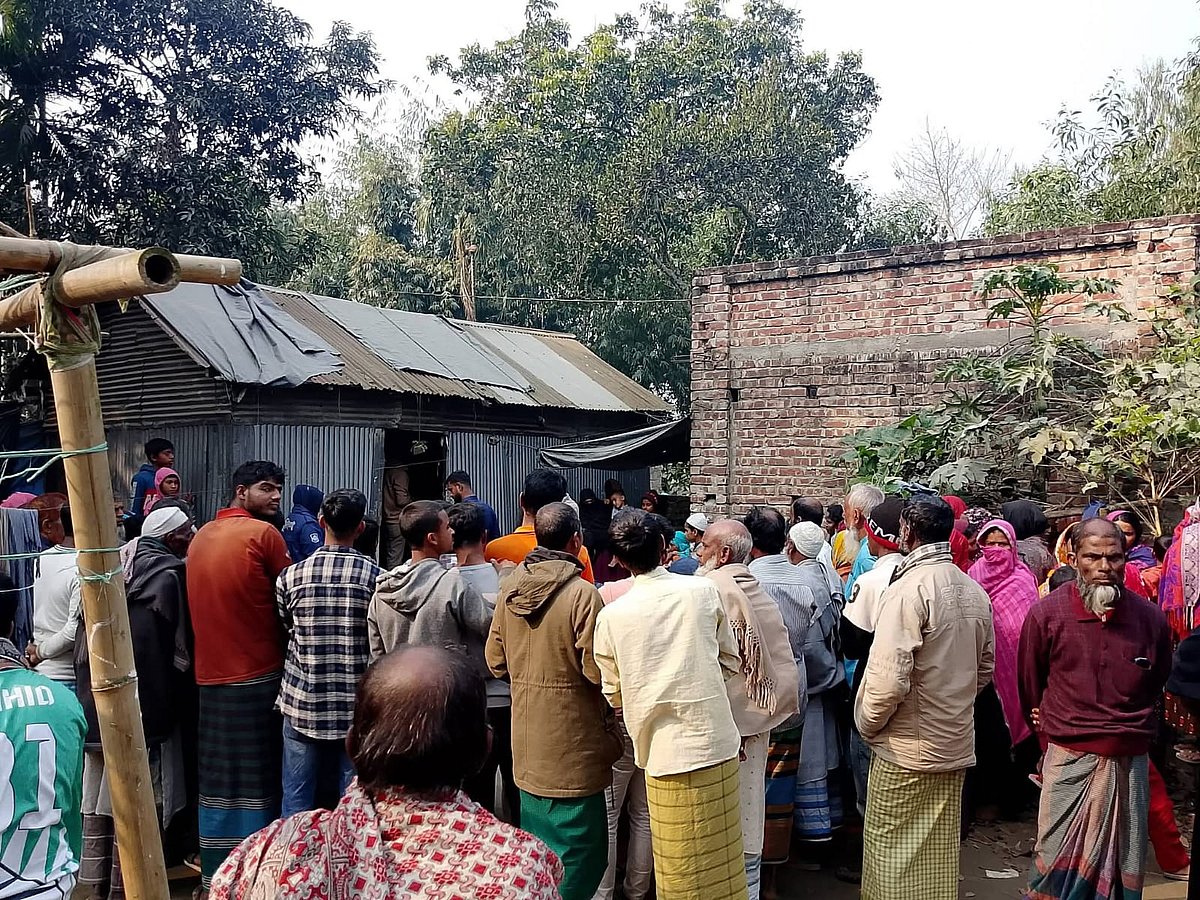 ঘরের সামনে রক্তাক্ত অবস্থায় পড়ে ছিলেন যুবক, হাসপাতালে নেওয়ার পথে মৃত্যু