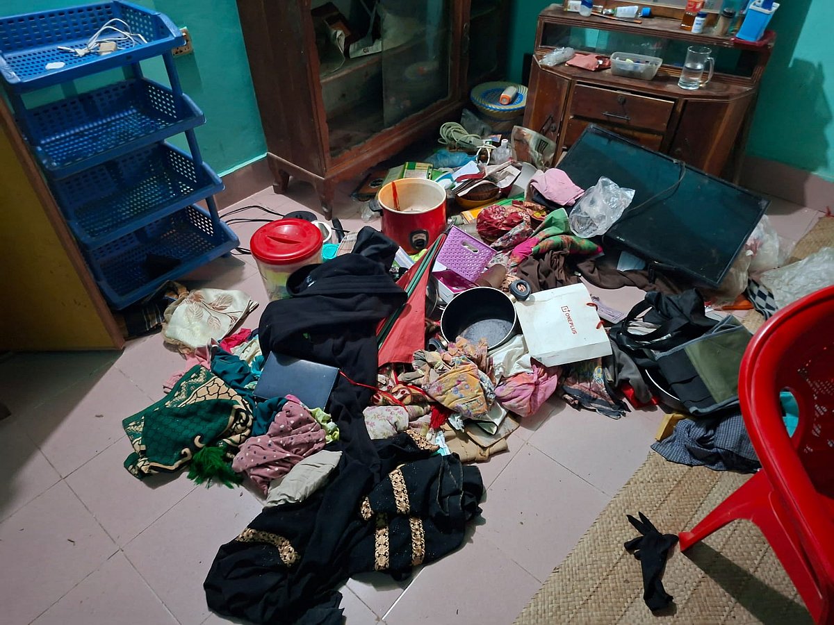 ‘ব্যাংক থেকে টাকা উঠাইছেন, কালো ব্যাগে টাকা রাখা, ব্যাগটা দেন’