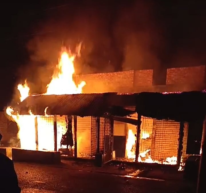 নিজ দোকানে পেট্রল ঢেলে আগুন, ব্যবসায়ীর ‘আত্মহত্যার চেষ্টা’