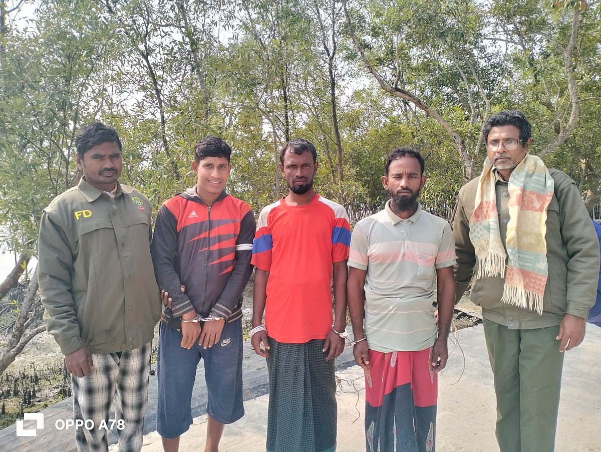 সুন্দরবনের অভয়ারণ্যে অভিযানে তিন জেলে আটক, হরিণের মাংস জব্দ