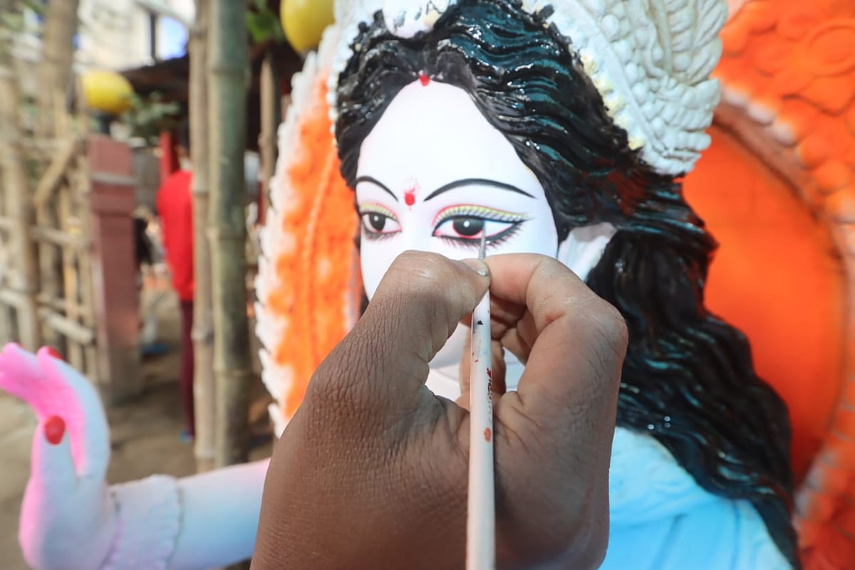 দেবী সরস্বতীর প্রতিমা তৈরির ব্যস্ততা