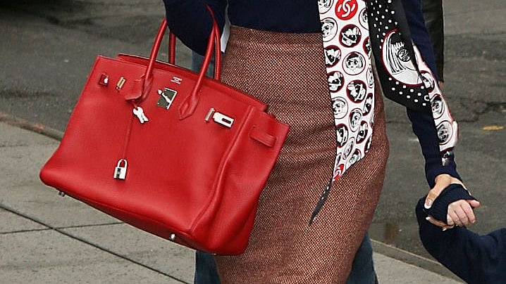 নিজের টাকায় ব্যাগ কেনার পরও কেন ক্রেতাদের নজরদারিতে থাকতে হয়