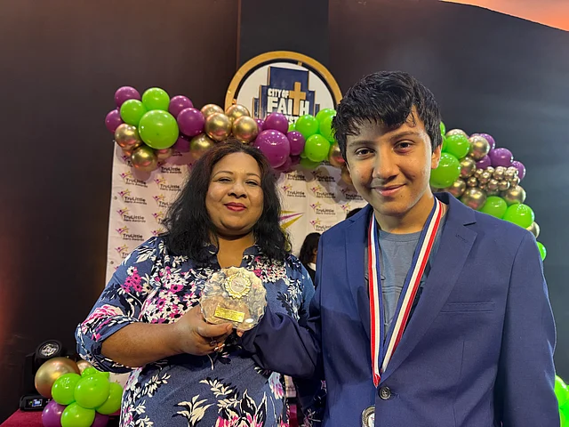 পুরস্কার পাওয়ার পর মায়ের সঙ্গে