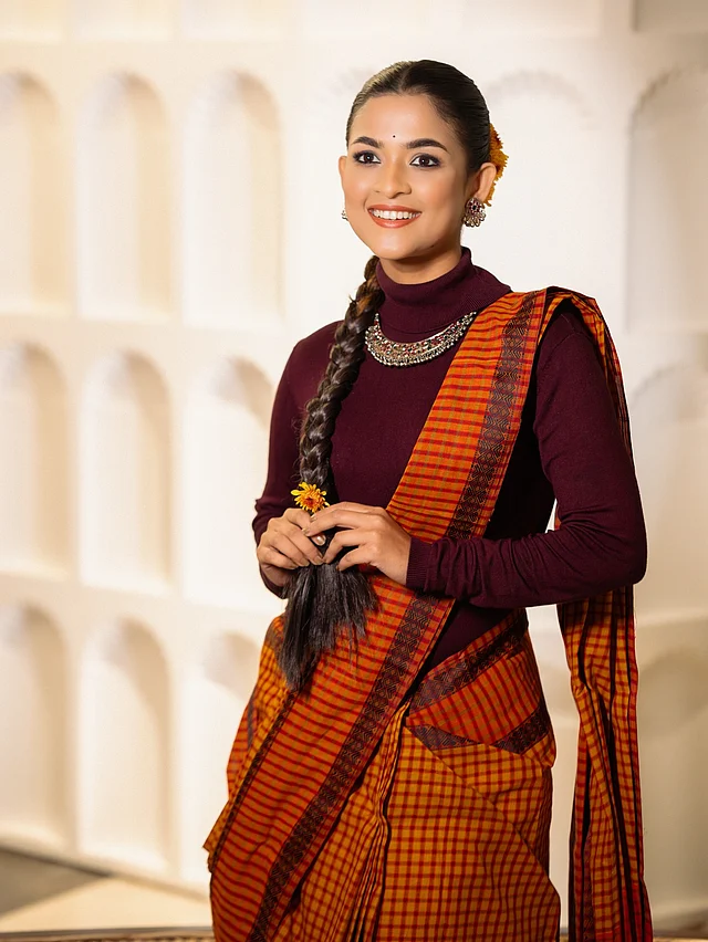 লম্বা ও পরিপাটি বেণির সঙ্গে হলুদ চন্দ্রমল্লিকা ফুল পুরো লুকে এনে দিয়েছে উৎসবমুখর আবহ আর গ্রামবাংলার স্নিগ্ধ ছোঁয়া