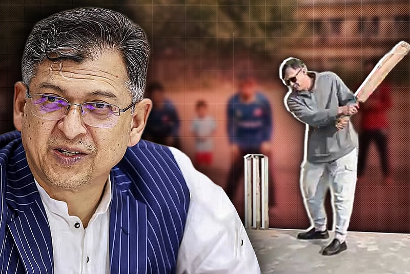 নিজের এলাকায় তরুণদের সঙ্গে খেলতে নেমে পড়লেন সালাহউদ্দিন আহমদ