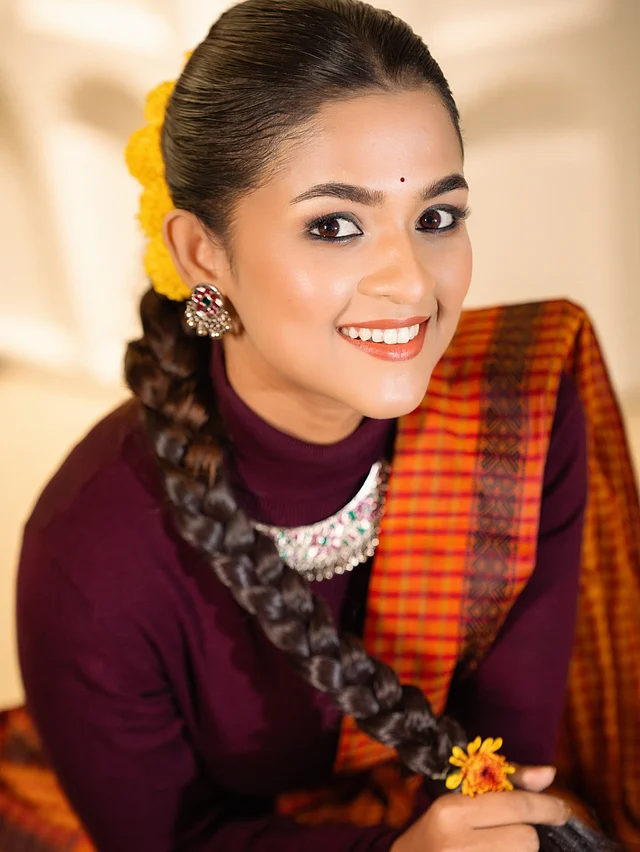 সুপরিচিত রূপসদন, মেকওভার ফিটনেস বাই ফারহানা চৈতি থেকে সেজেছেন সাদিয়া। তাঁর সাজে ফুটে উঠেছে ন্যাচারাল গ্লো। কাজল-মাসকারা, ছোট্ট টিপ, ঠোঁটে ন্যুড-কমলা শেডের লিপস্টিক, সফট ব্লাশ—সব মিলিয়ে নজরকাড়া