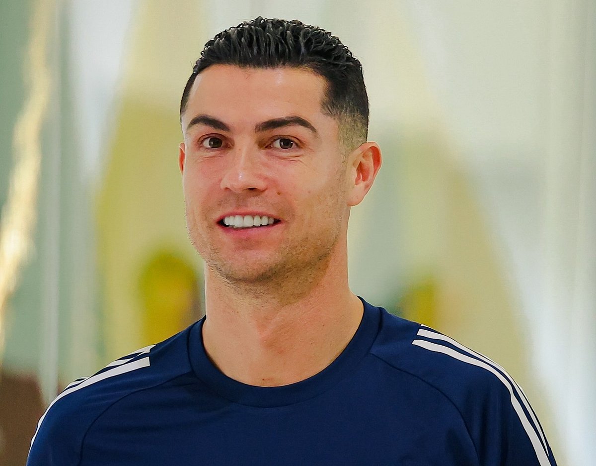 সৌদি আরবে রোনালদোর গোলের রেকর্ড, পর্তুগালে পুড়ল তাঁর ভাস্কর্য