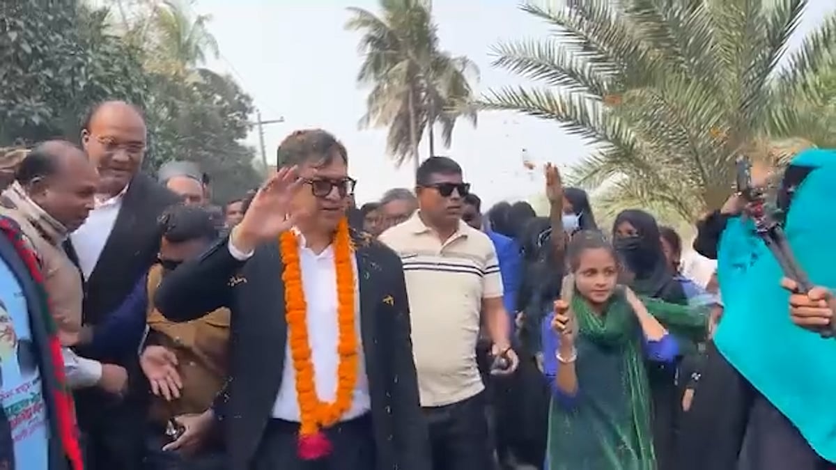 প্রচারণার প্রথম দিনেই ভোটারদের কাছে গেলেন সালাহউদ্দিন