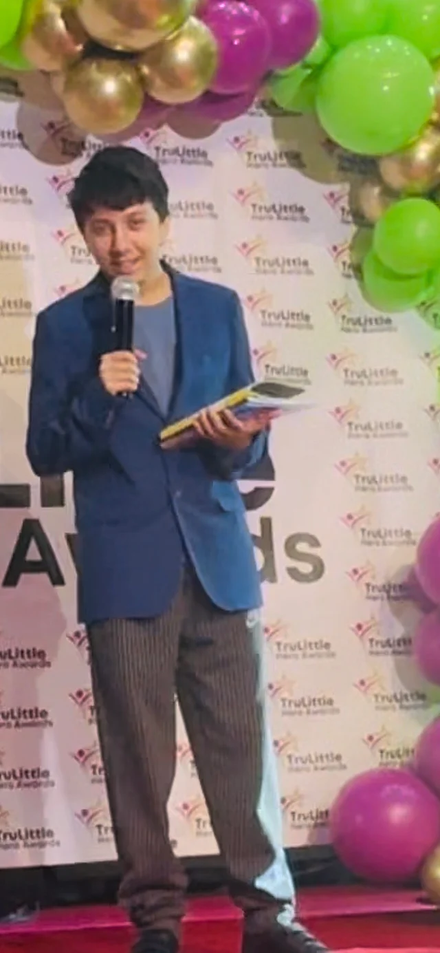 ট্রু লিটল হিরো অ্যাওয়ার্ড হাতে