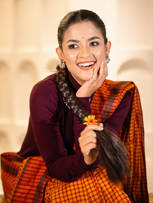 সোশ্যাল মিডিয়ায় একগুচ্ছ ছবি শেয়ার করে সাদিয়া লিখেছেন, শীতের ছোঁয়ায় গামছা শাড়িতে প্রিয় বাঙালিয়ানা আর আমার একটুখানি ঢং