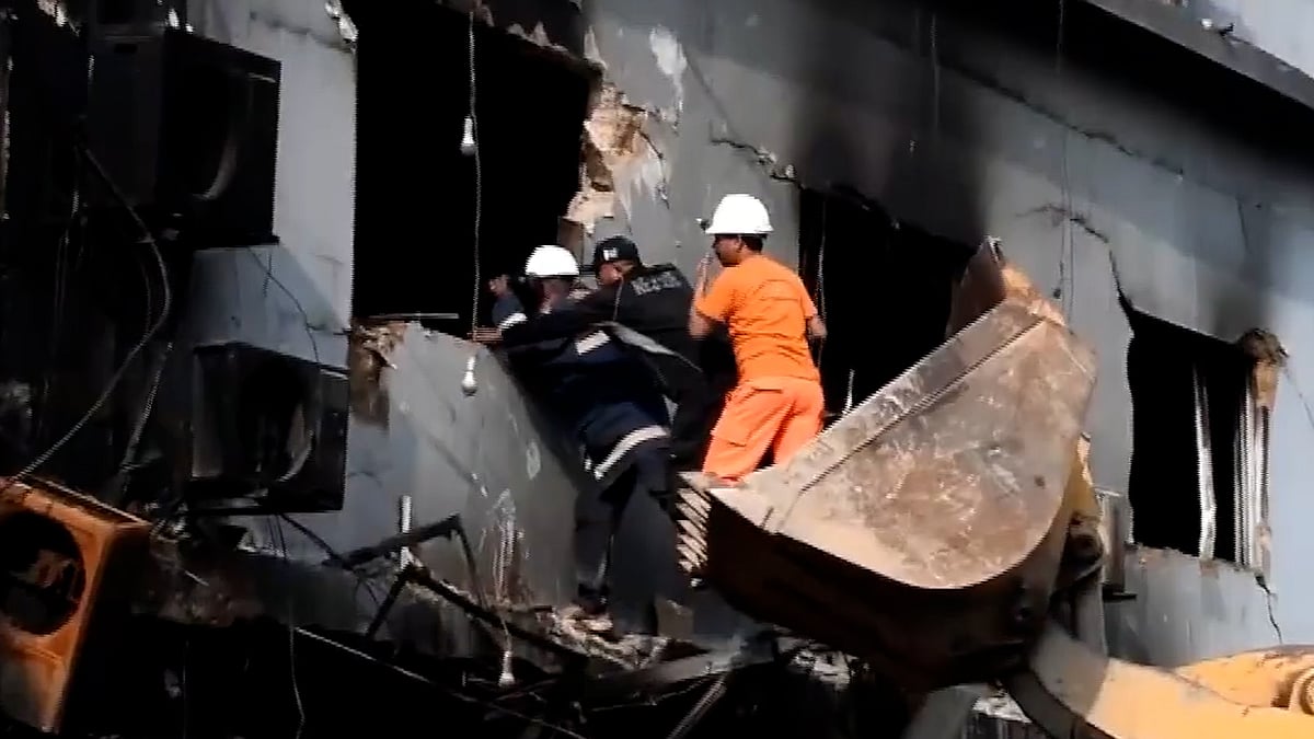 করাচির শপিং মলে অগ্নিকাণ্ডের ঘটনায় নিহত ৬০ জনের বেশি, নিখোঁজ ৮০ জনের বেশি