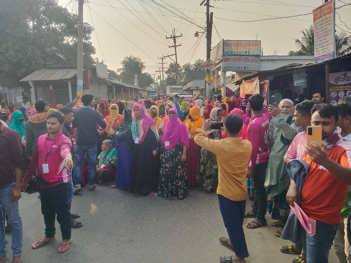 শ্রীপুরে বকেয়া বেতনের দাবিতে সড়ক অবরোধ, শ্রমিক-পুলিশ সংঘর্ষে আহত ৩০