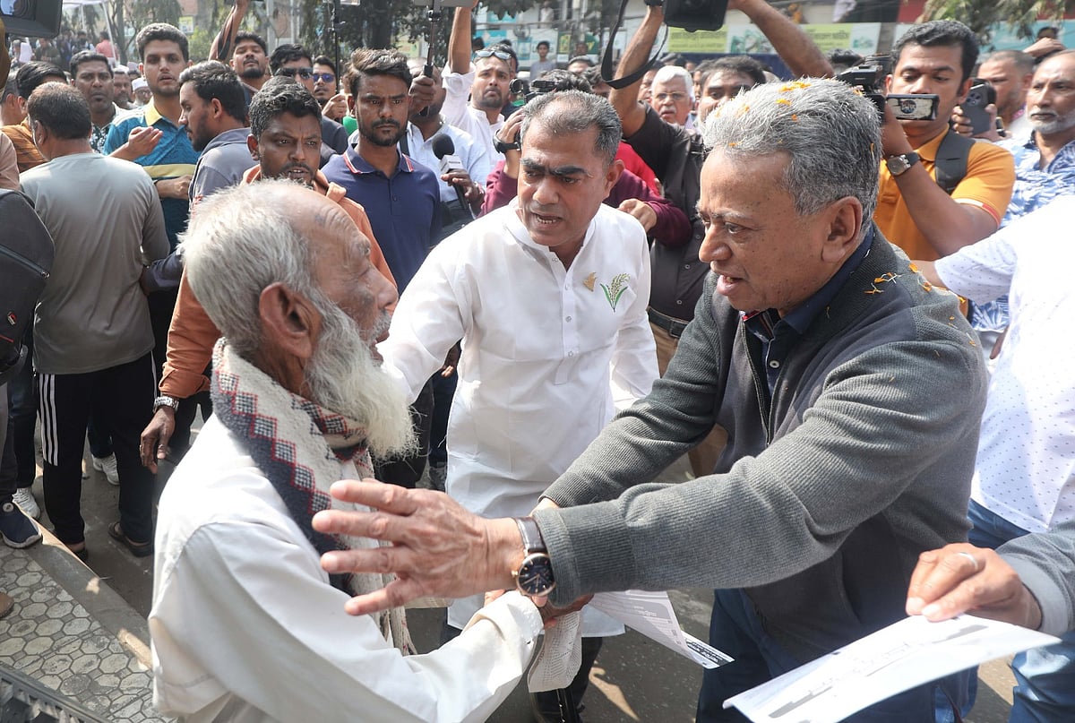 নতুন বাংলাদেশ গড়তে ধানের শীষে 
ভোট চাইলেন আমীর খসরু