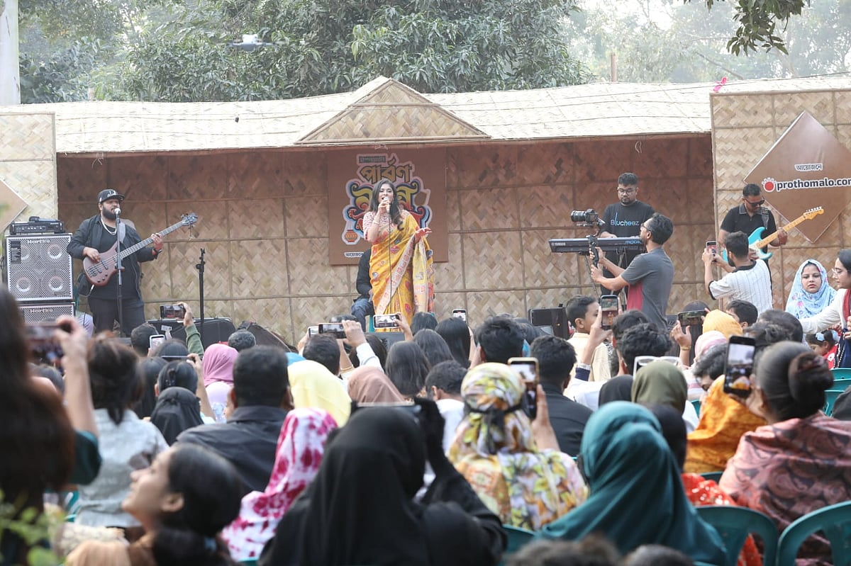 নদীর পাড়ে আমবাগানে দিন কাটল গানে গানে