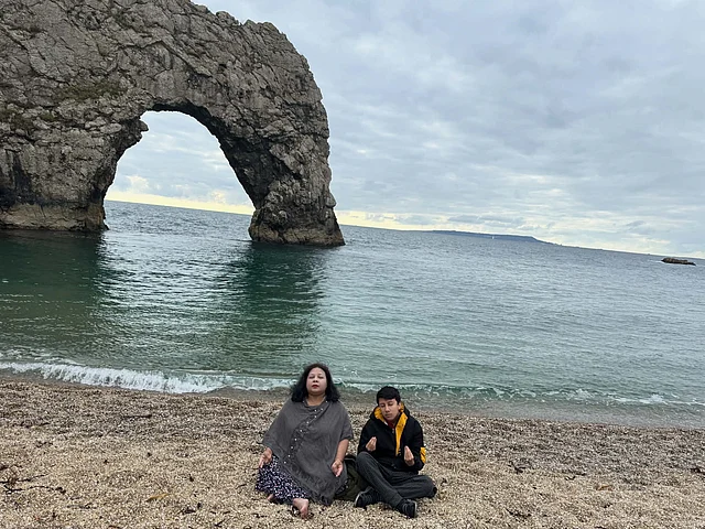 মায়ের সঙ্গে সাগরপাড়ে মেডিটেশনে