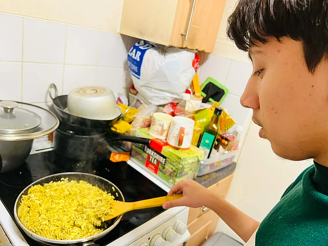 রান্নায় মগ্ন রিস