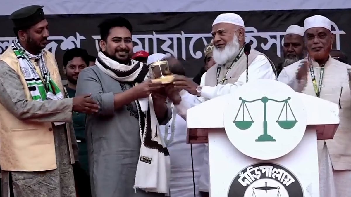 নাহিদ ইসলামের হাতে দাঁড়িপাল্লা তুলে দিলেন জামাতের আমির