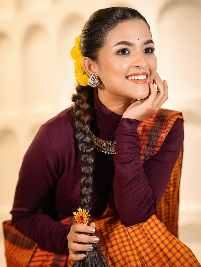 অতিরিক্ত না বরং মিনিমাল গয়না বেছে নিয়েছেন তিনি। পরেছেন দেশীয় ব্র্যান্ড ‘গ্লুড টুগেদার’ এর মেজেন্টা ও সবুজ মিনাকারী কাজ করা সেট