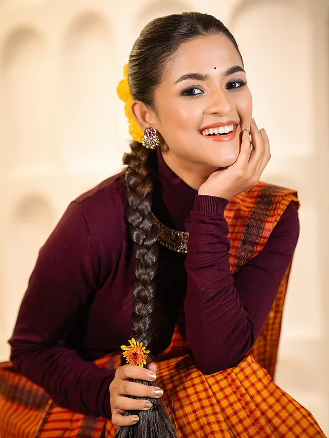 এই শাড়ির লুকের ছবিগুলো ঘিরে অনুরাগীদের উচ্ছ্বাস চোখে পড়ার মতো। ট্র্যাডিশনাল সাজেও তিনি সমান মোহনীয় 