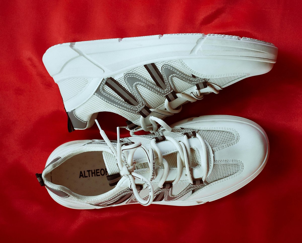 ৭ ধাপে সাদা জুতা ঝকঝকে রাখুন, দেখাবে একেবারে নতুনের মতো