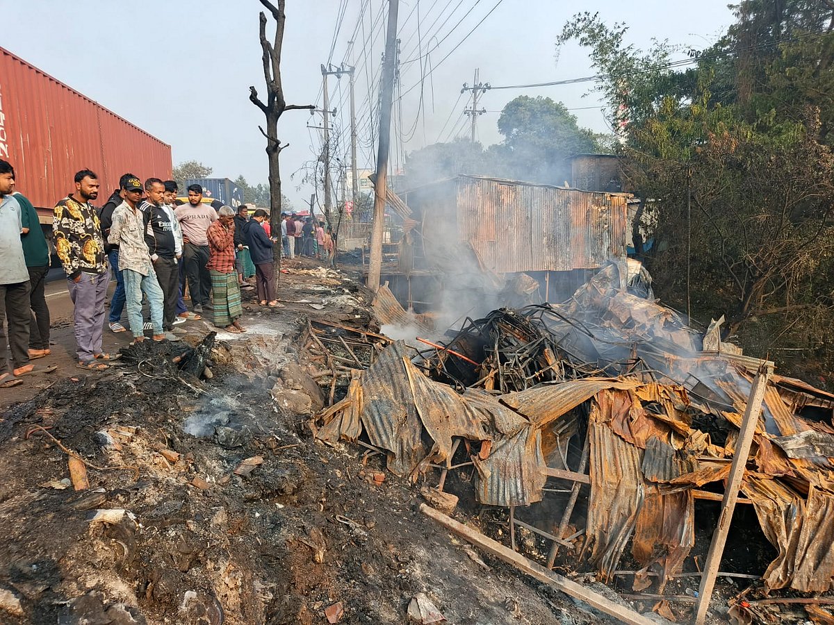 সীতাকুণ্ডে স্ক্র্যাপ জাহাজের মালামালের দোকানে আগুন এখনো নেভেনি, মহাসড়কে যানজট
