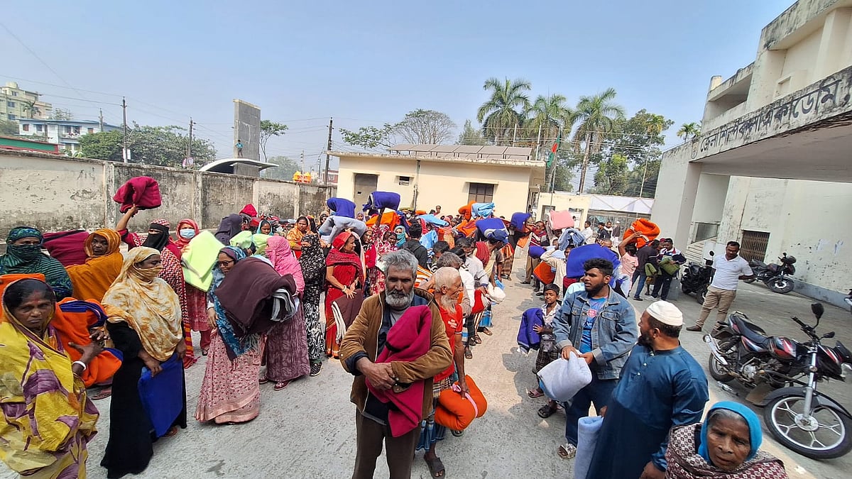 তীব্র শীতে একটু উষ্ণতা, কম্বল পেয়ে খুশি তাঁরা