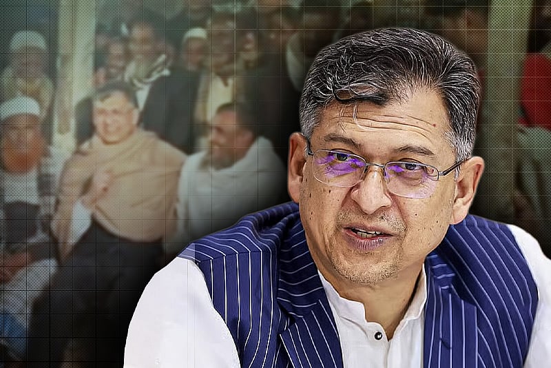 শৈশবের বন্ধুকে পেয়ে আড্ডায় মেতে উঠলেন সালাহউদ্দিন আহমদ