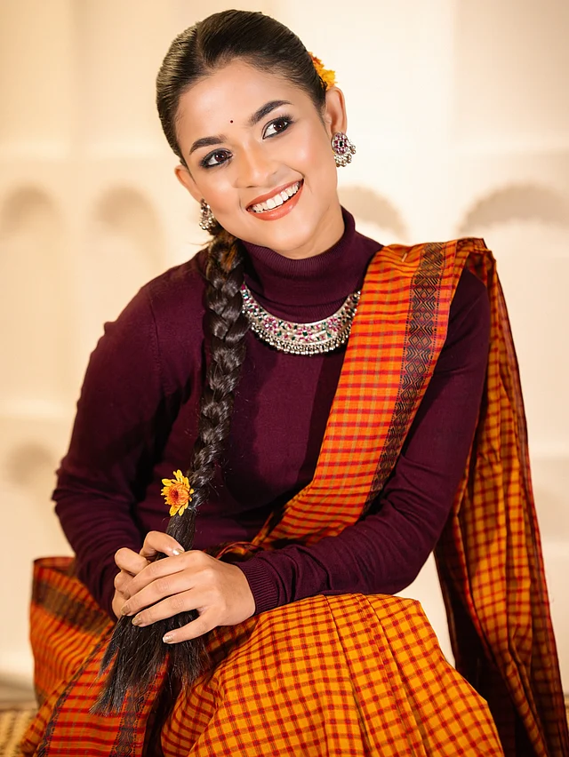 ঝোলানো মেটাল বল, ফুল ও লতানো পাতার মতো নকশা ফুটিয়ে তোলা হয়েছে হাঁসুলি স্টাইলের নেকপিসে। ম্যাচিং দুলজোড়াও সুন্দরভাবে লুকে সামঞ্জস্য যোগ করেছে
