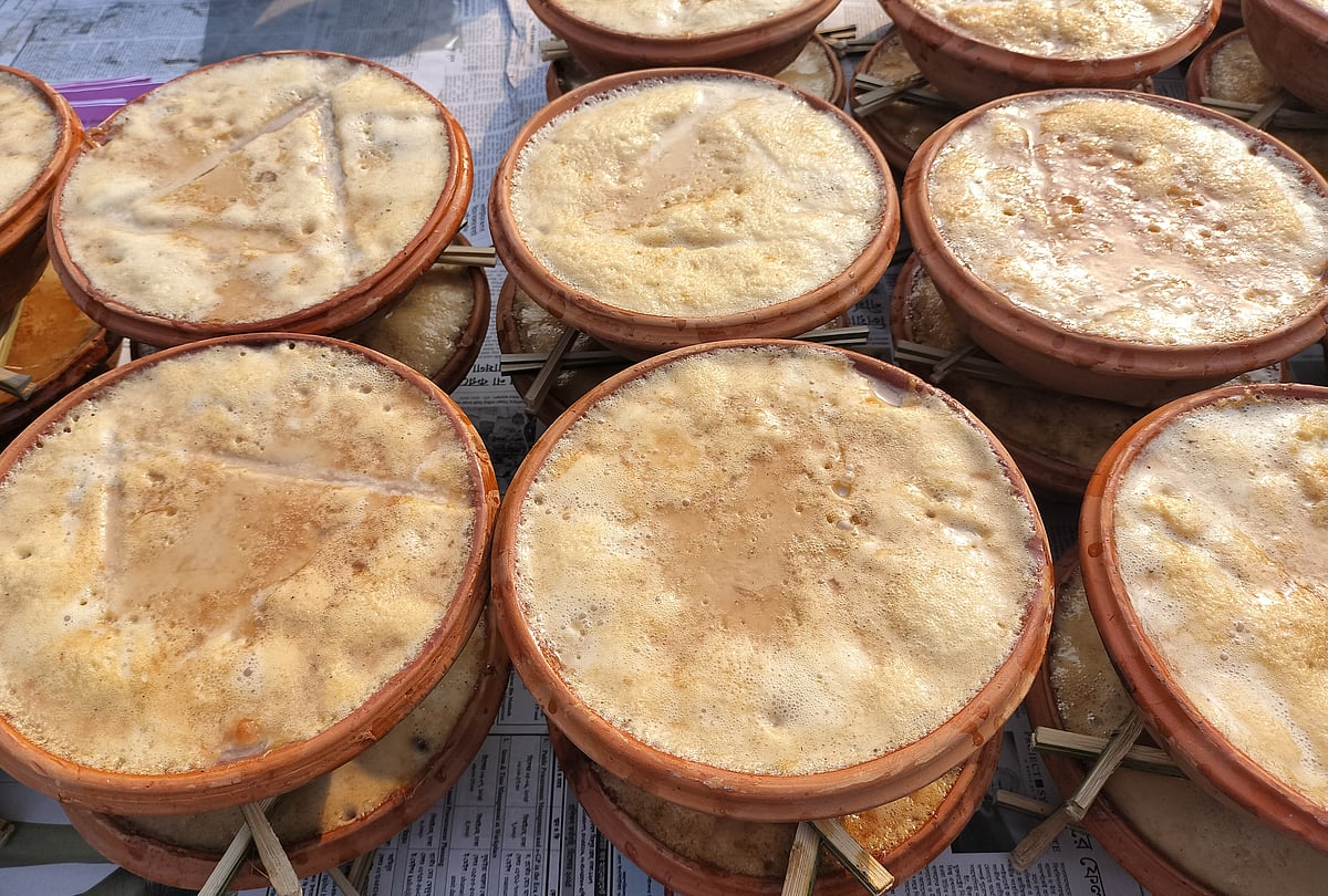 মেলায় বিক্রির জন্য আনা হয়েছে দইয়ের বিপুলসংখ্যক হাঁড়ি 