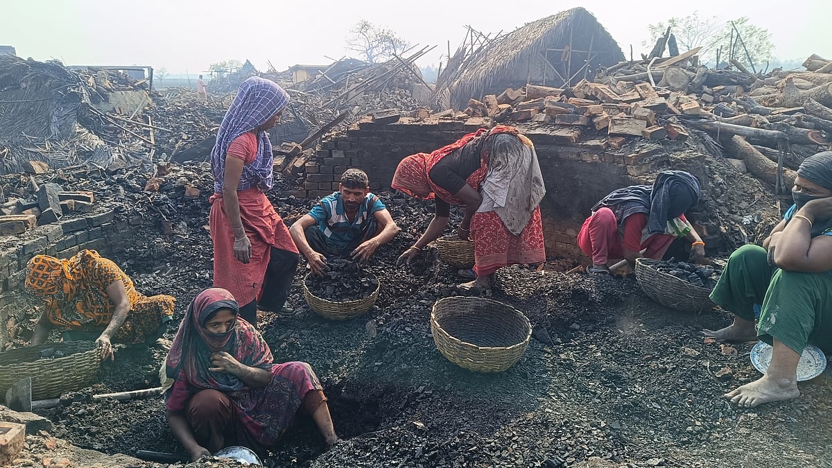পাইকগাছায় উচ্ছেদের পর আবারও ভাটা ও কয়লা তৈরির চুল্লি চালুর চেষ্টা