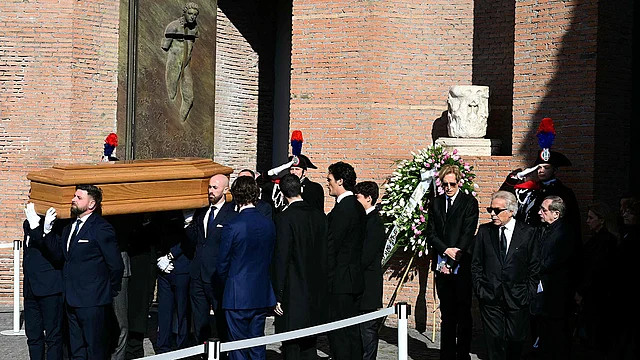 কফিন বহন করে আনা হচ্ছে ব্যাসিলিকায়