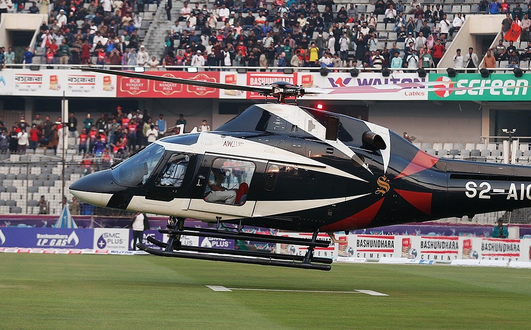 হেলিকপ্টারে মাঠে নামল বিপিএলের ট্রফি