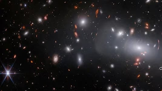 মহাকাশের রহস্যময় ছোট লাল বিন্দুগুলো আসলে কী