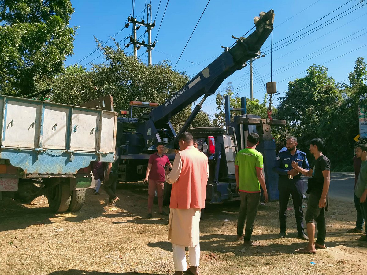 চলন্ত অটোরিকশার ওপর উল্টে পড়ল চালবাহী ট্রাক, চাপা পড়ে নারীর মৃত্যু