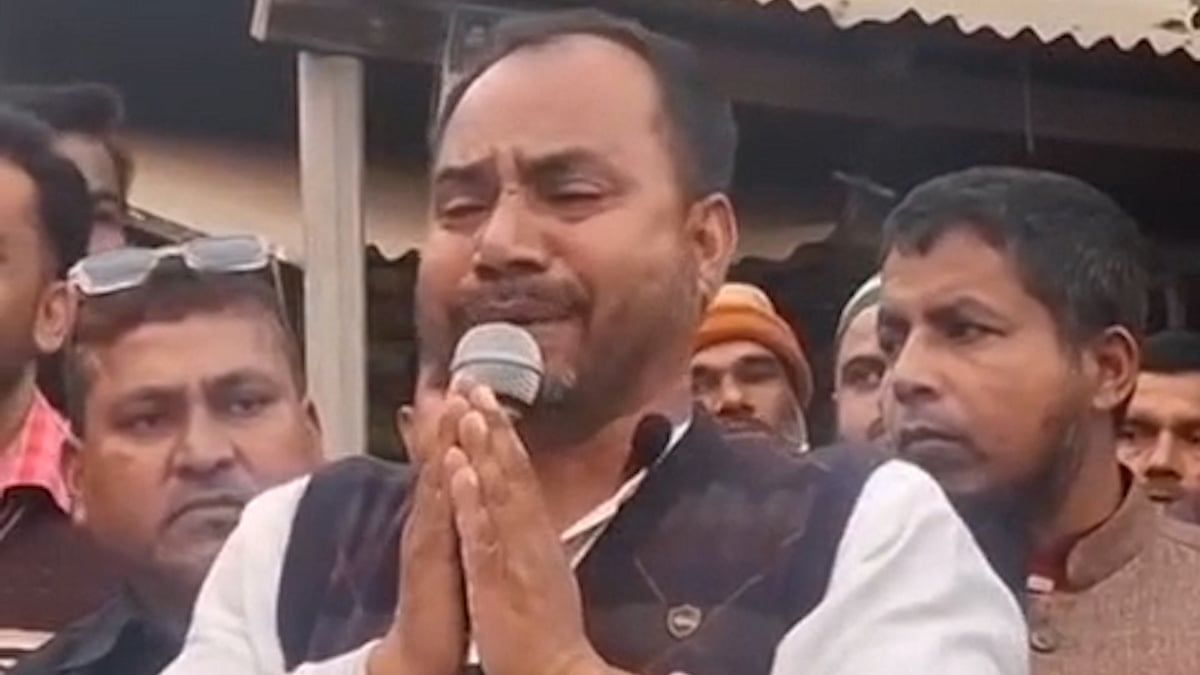 ভোট চাইতে গিয়ে উঠান বৈঠকে আবেগাপ্লুত হয়ে মাটিতে লুটিয়ে পড়েন যুবদল নেতা