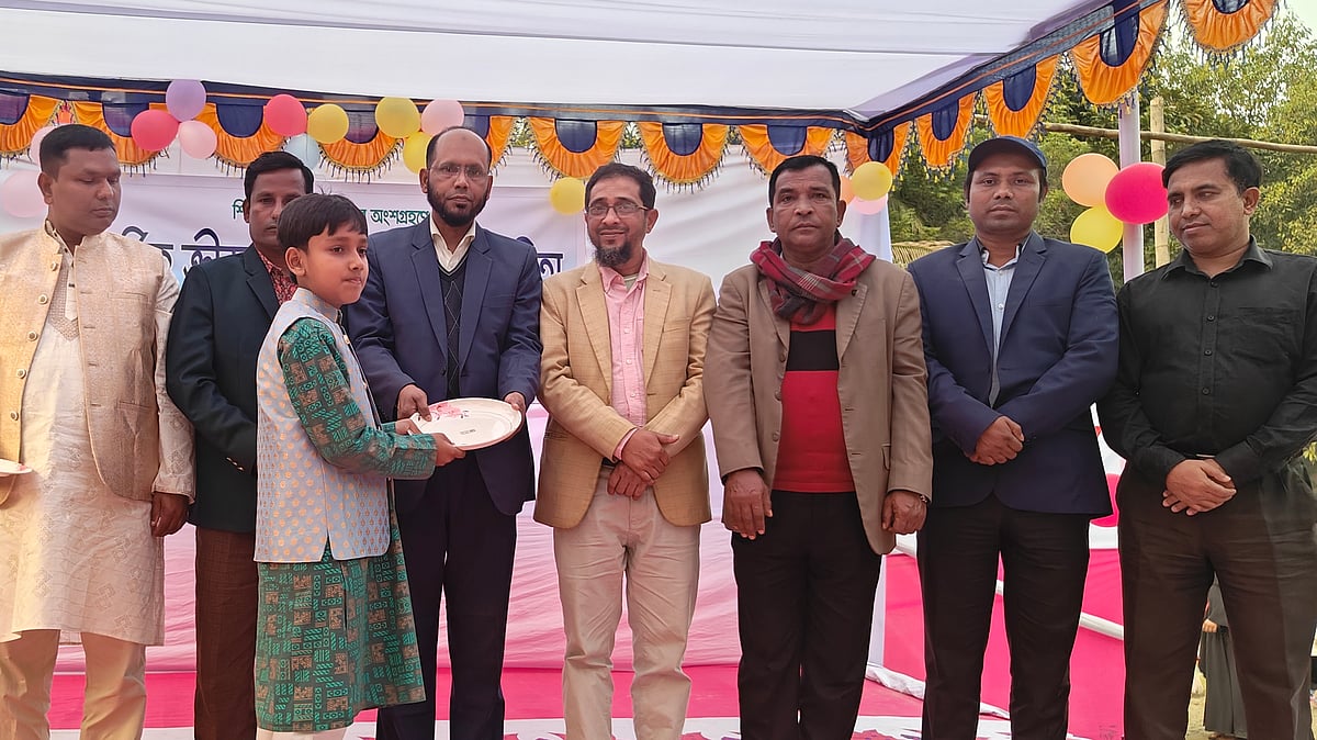 নরসিংদীর রায়পুরা উপজেলায় প্রথম আলো ট্রাস্টের উদ্যোগে শিশু-কিশোরদের বার্ষিক ক্রীড়া ও সাংস্কৃতিক প্রতিযোগিতায় বিভিন্ন প্রতিযোগিতায় বিজয়ী শিশুদের হাতে পুরস্কার তুলে দেওয়া হয়। শনিবার বিকেলে হাইরমারা ইউনিয়নের দড়ি হাইরমারা গ্রামের সাদত স্মৃতি পল্লীতে