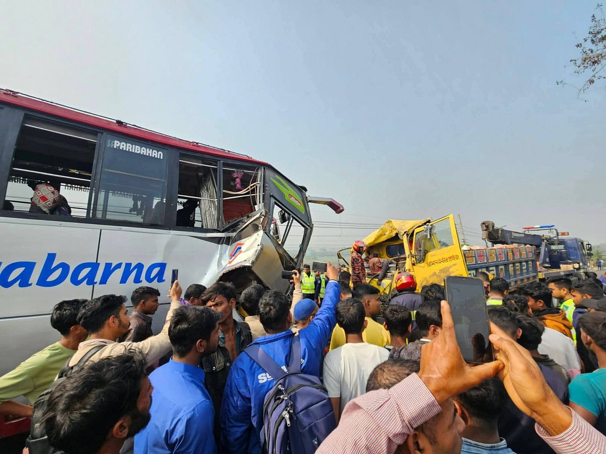 বাসের সঙ্গে মুখোমুখি সংঘর্ষে ইটবোঝাই ট্রাকের চালক ও তাঁর সহকারী নিহত