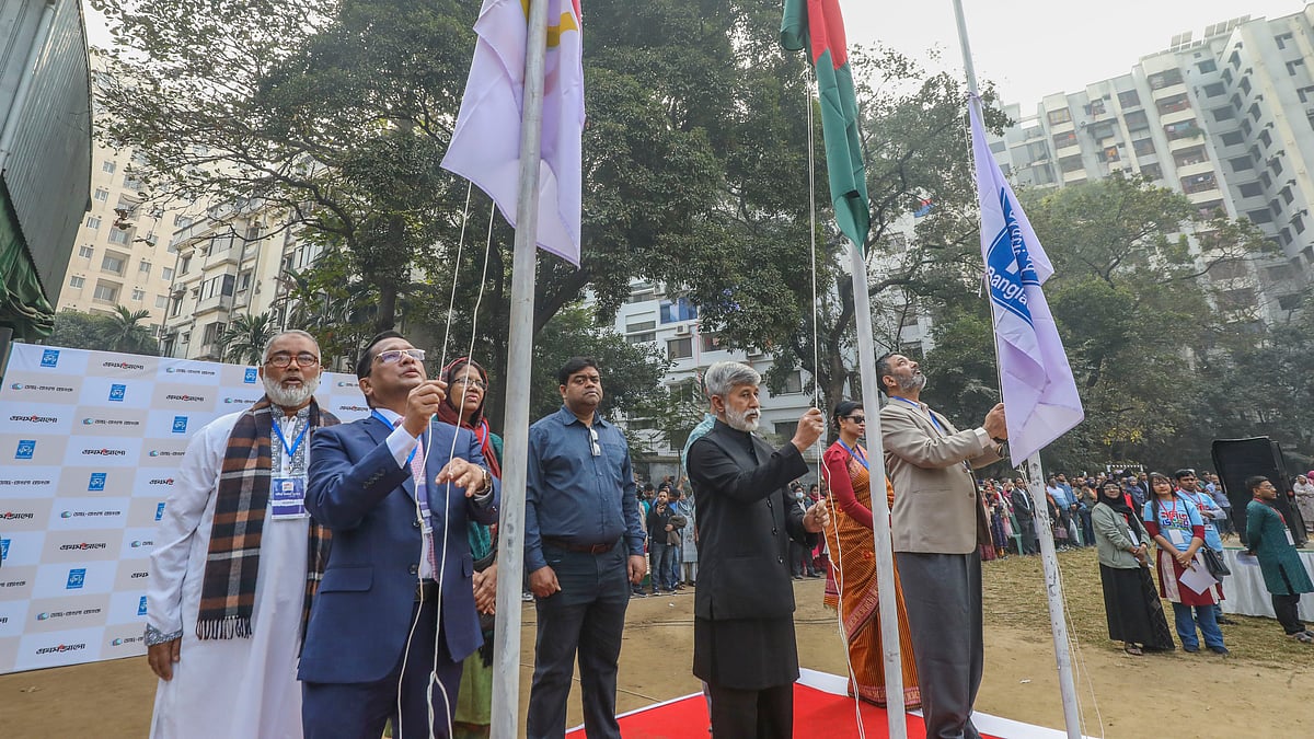 অনুষ্ঠানের শুরুতেই জাতীয় সংগীতের সঙ্গে জাতীয় পতাকা, বাংলাদেশ গণিত অলিম্পিয়াডের পতাকা ও আন্তর্জাতিক গণিত অলিম্পিয়াড কমিটির পতাকা উত্তোলন করা হয়।