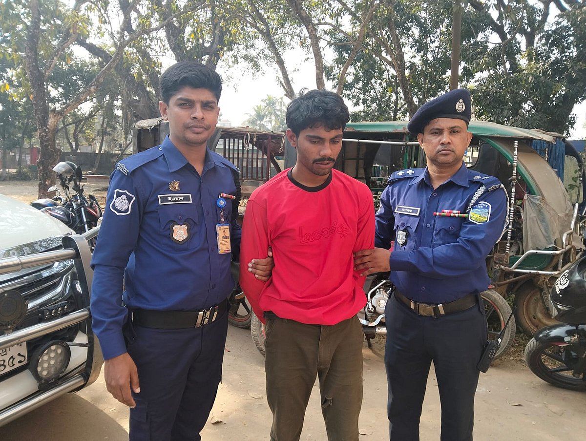 ময়মনসিংহে পুলিশ সদস্যকে কোপানোর ঘটনায় মামলা, মুচলেকায় ছাড়া পেলেন স্বেচ্ছাসেবক দলের নেতা