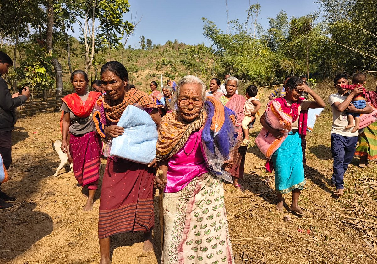 ‘পাহাড়ে শীত জোঁকের মতো কামুড় দিয়া ধরে, কম্বলডা পাইয়া বিরাট ভালা অইলো’