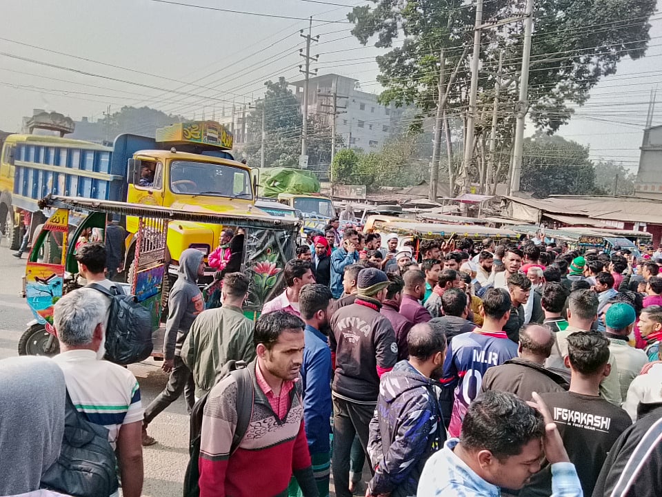 ঢাকা-ময়মনসিংহ মহাসড়কে অটোরিকশা চলাচলের দাবিতে চালকদের বিক্ষোভ