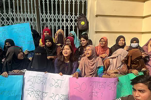 আবাসিক ভাতার দাবিতে ভবনে তালা, ১৩ ঘণ্টা ধরে অবরুদ্ধ জগন্নাথ বিশ্ববিদ্যালয়ের উপাচার্য