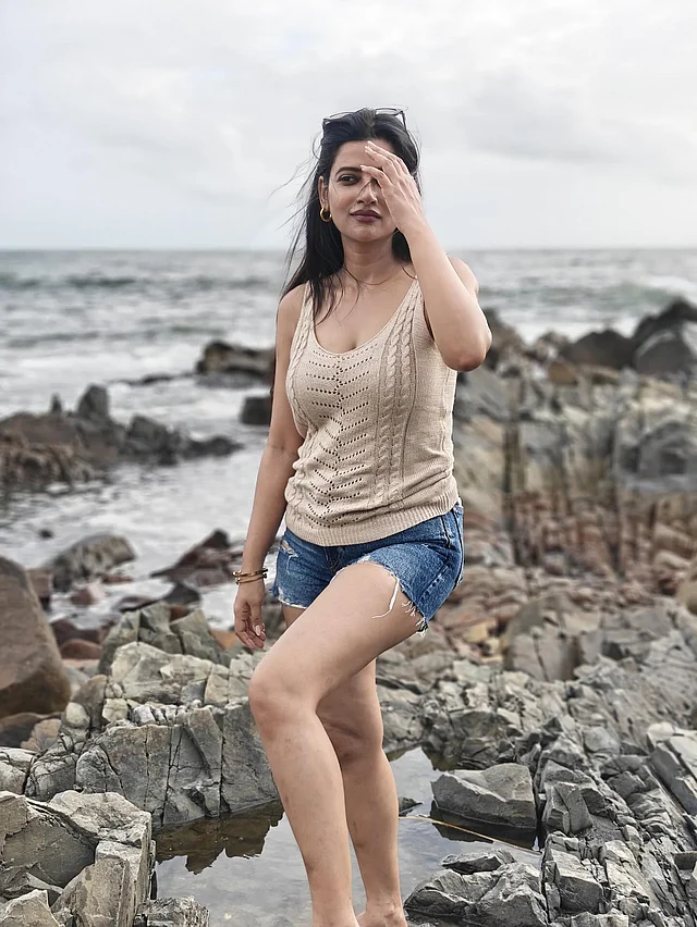 উইন্টার বিচ লুকে খাকি নিটেড স্লিভলেস টপের সঙ্গে ডেনিম শর্টস পরেছিলেন সুন্দরী। 