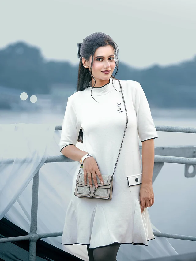  ইভ সাঁ লোঁর শর্ট ড্রেসের সঙ্গে নিয়েছেন মিনি ব্যাগ। 