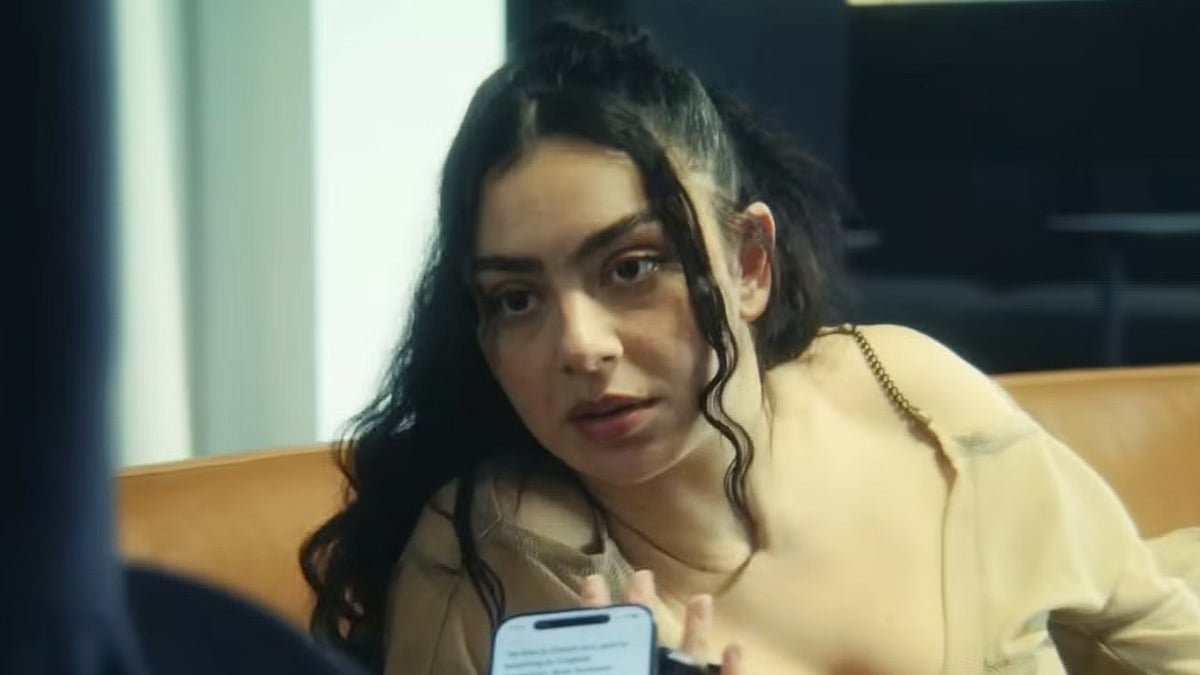 আলোচিত সেই গায়িকা এবার অভিনয়ে, চমকে দিলেন তিন সিনেমা দিয়ে