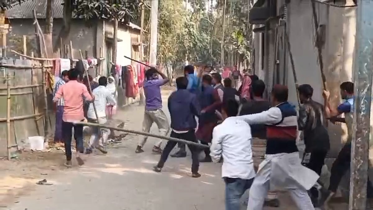 বিএনপি-জামায়াত সমর্থকদের সংঘর্ষে আহত ১০, মোটরসাইকেল ভাঙচুর