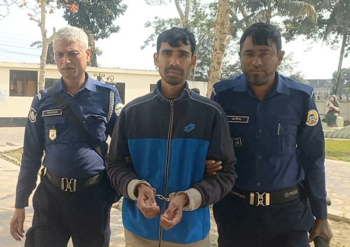 বরগুনা জেলা প্রশাসকের কার্যালয়ে ঢুকে হামলার চেষ্টা, যুবক আটক