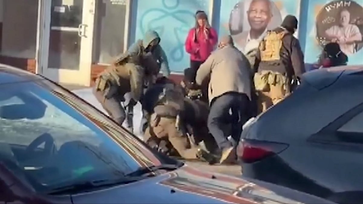 মিনিয়াপোলিসে আইসিই এজেন্টদের গুলিতে আরেকজন নিহত, মাটিতে ফেলে পিটিয়ে কয়েকবার গুলি