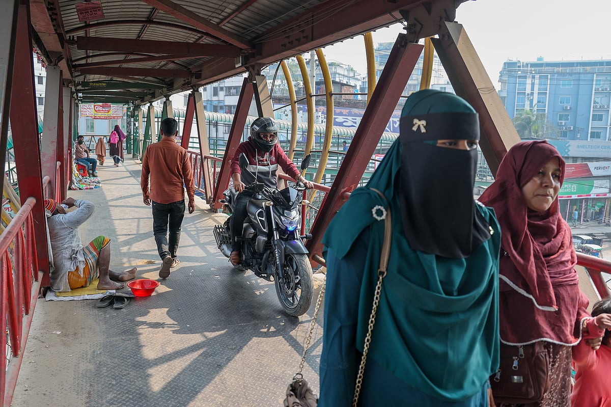 পদচারী–সেতুতে চলছে মোটরসাইকেল