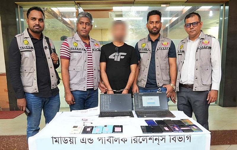 মুঠোফোনের আইএমইআই নম্বর পরিবর্তনের সঙ্গে জড়িত চক্রের ‘মূলহোতা’ গ্রেপ্তার